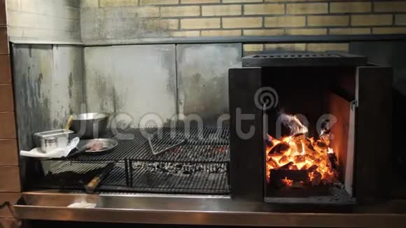火焰和红色余烬阿根廷烤架餐厅烧烤炉和烤架准备牛排馆神户牛肉视频的预览图