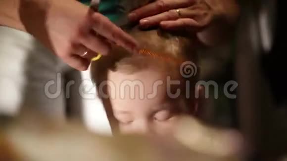 这个小男孩的头发正在剪视频的预览图