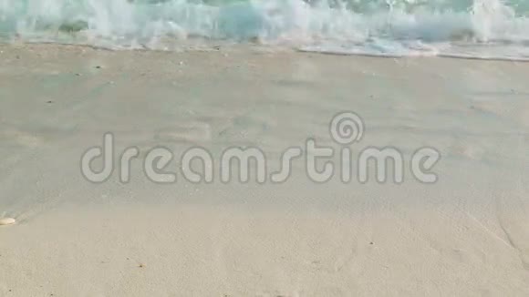 海浪在沙滩上泰国温暖的热带海洋视频的预览图