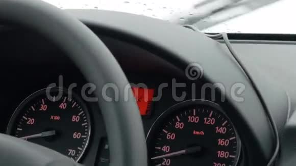 低速驾驶汽车的时间间隔视频的预览图