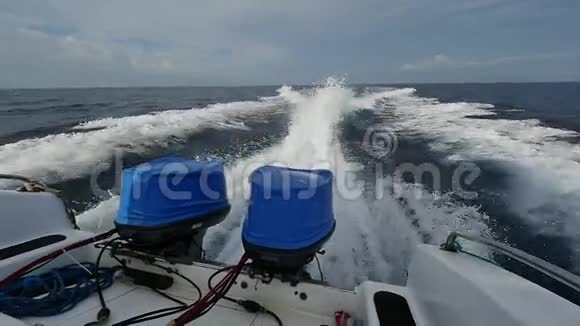 摩托艇在海浪和海沫的背景下视频的预览图