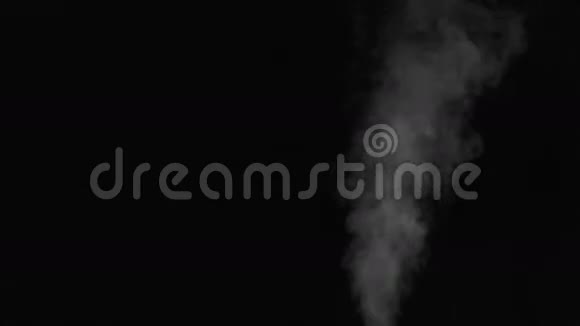 真正的蒸汽看起来像黑色背景上的烟雾视频的预览图