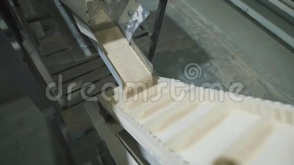 燕麦麦片在工厂是用袋子包装的视频的预览图
