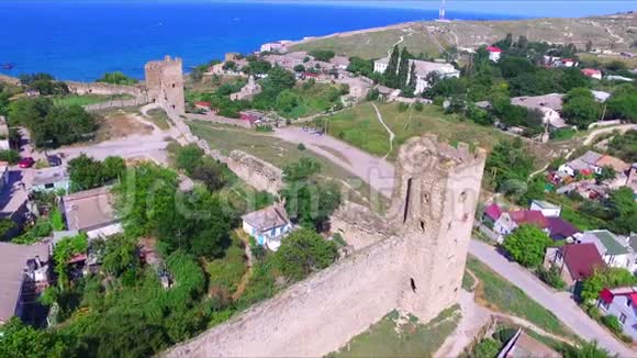 中世纪的古雅城堡的鸟瞰图视频的预览图