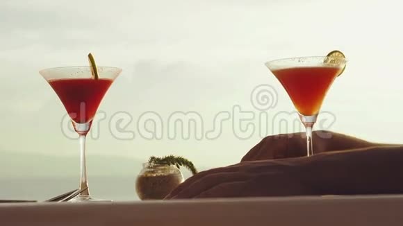 豪华餐厅海滩浪漫晚餐视频的预览图
