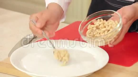 厨师把白豆放在盘子里做沙拉视频的预览图