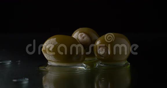 维珍橄榄油食品浇注食用油视频的预览图