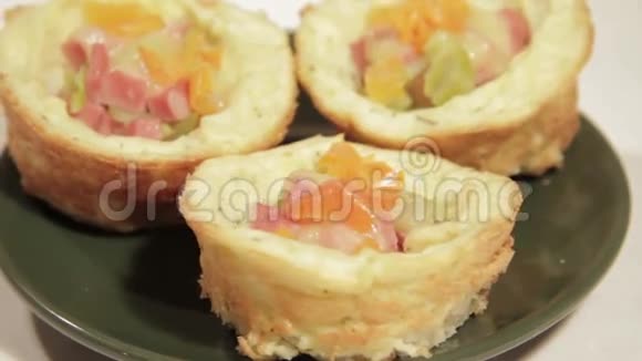 带香肠和蔬菜的土豆篮子里有美味的早餐视频的预览图