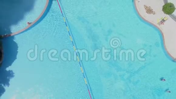 高空俯瞰游泳池的水热带度假的概念视频的预览图