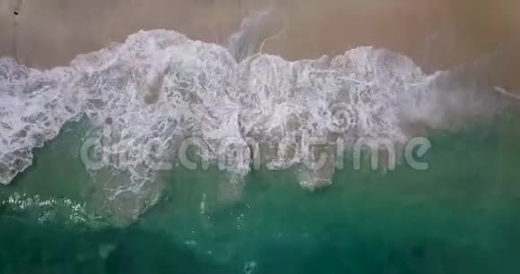 美丽的海滩鸟瞰4k视频白色海滩在巴厘岛视频的预览图