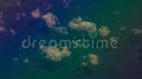 从空中之窗透过云层俯瞰蔚蓝的海洋视频的预览图
