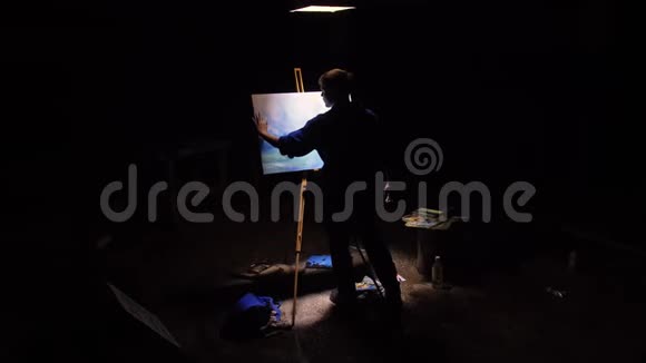 艺术家复制主义绘画海景与船在海洋工匠装饰师在蔚蓝的海面上画着船帆黑色背景视频的预览图