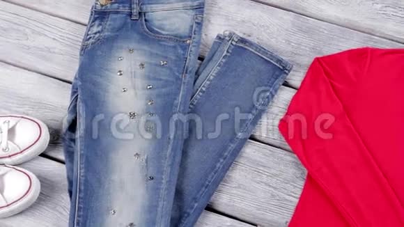 红色上衣和蓝色牛仔裤视频的预览图