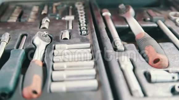 一套修理工具螺丝刀电压表扳手汽车服务视频的预览图
