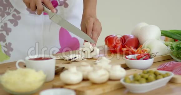 家庭主妇准备切鲜蘑菇的晚餐视频的预览图
