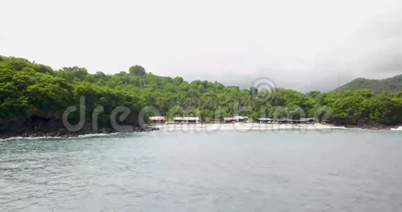 美丽的海滩鸟瞰4k视频白色海滩在巴厘岛视频的预览图