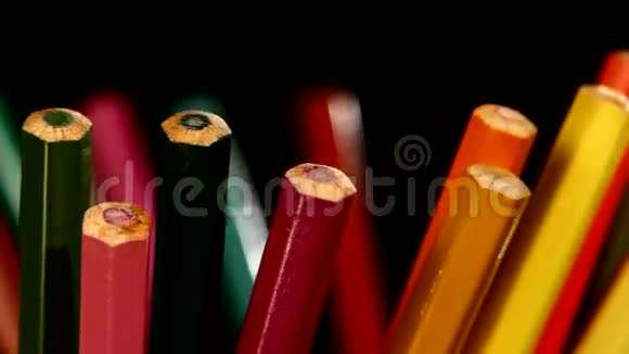 一支不同颜色的铅笔在黑色视频的预览图