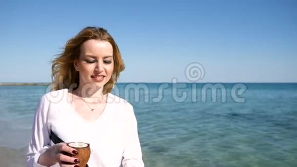 窈窕淑女的肖像海滨避暑沙滩美女视频的预览图
