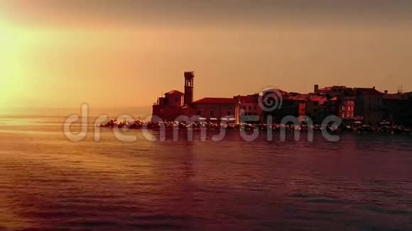 日落时在皮兰附近的海岸上拍摄的照片视频的预览图