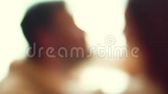 模糊的轮廓亲吻男人和女人视频的预览图