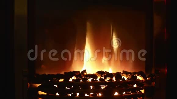 室内壁炉新年视频的预览图