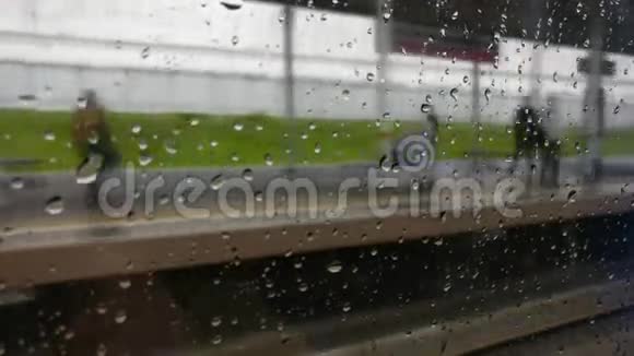 雨滴落在一列火车的车窗上视频的预览图