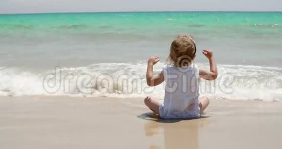可爱的小女孩享受大海视频的预览图