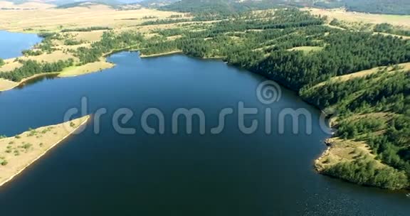 塞尔维亚兹拉蒂伯附近湖泊的鸟瞰图视频的预览图