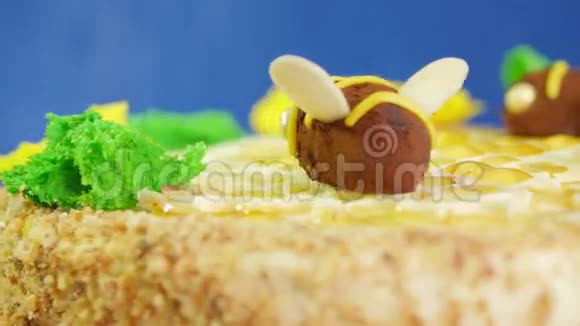 美丽的蜂蜜蛋糕用奶油蜜蜂装饰很漂亮的蜂蜜蛋糕蛋糕上的美丽蜜蜂特写视频的预览图