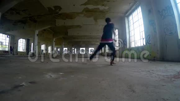 小男孩在旧大厅里跳舞4K视频的预览图