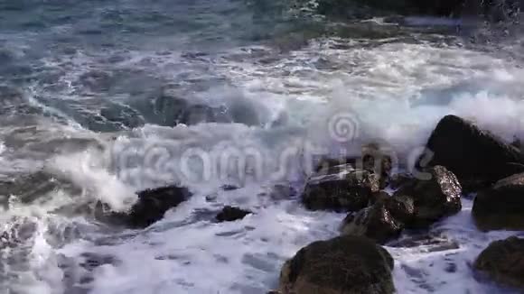 波浪破碎海岸慢运动视频的预览图