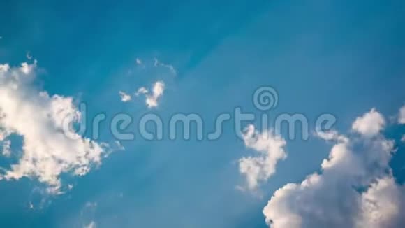 夏天蓝天上的云视频的预览图