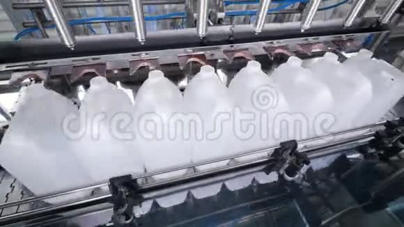 化学工厂塑料瓶中液体的灌装线4K视频的预览图