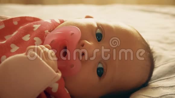 带粉红色奶嘴的新生女婴视频的预览图