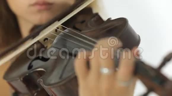 把拉小提琴的漂亮女孩拉近视频的预览图