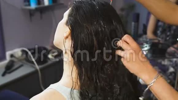 漂亮的年轻女孩在美容院做头发可以得到健康程序视频的预览图