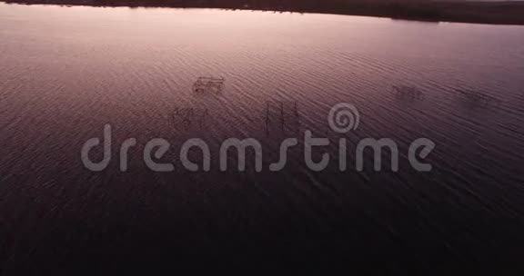 日落时牡蛎田的鸟瞰图视频的预览图