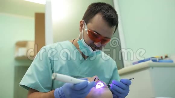 牙科治疗病人牙齿紫外线灯视频的预览图