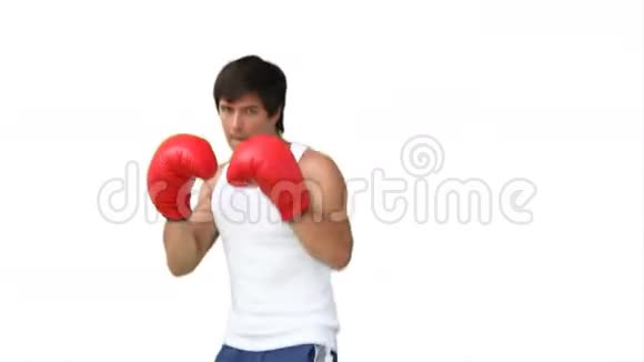 一个正在练习拳击的人视频的预览图
