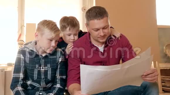 家庭木工木工和人的概念父亲教儿子木工视频的预览图