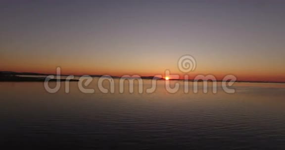 日出时飞过水面视频的预览图