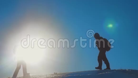 团队合作获奖者游客冬季雪商务旅行在山顶相遇两个背包徒步旅行的男人相遇视频的预览图