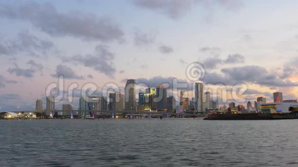 日落黄昏灯光迈阿密市中心全景4k美国视频的预览图
