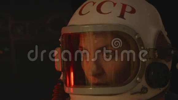 俄罗斯宇航员与旧头盔视频的预览图