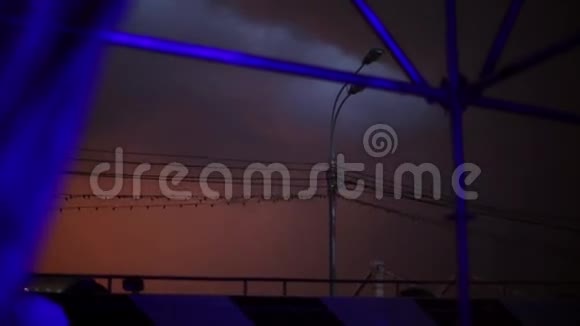 观看戏剧性的红色夜空雷雨照明闪光灯电线暴风雨天气危险风暴视频的预览图