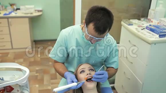 牙科治疗病人牙齿紫外线灯视频的预览图