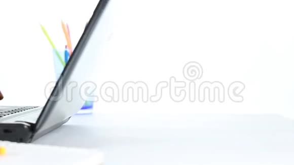 商人打字笔记本电脑和写作在多利视图视频的预览图