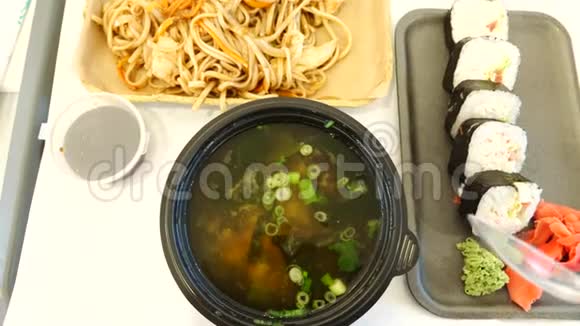 一个人在快餐店吃中国菜4k慢动作视频的预览图
