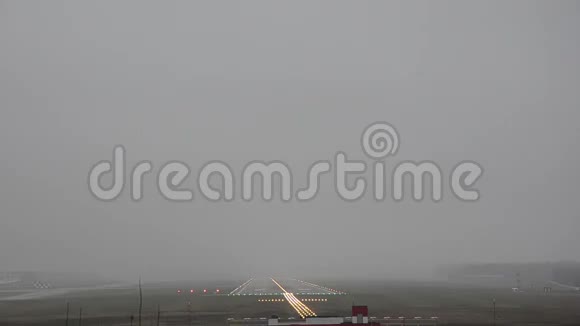 飞机在雾中降落天气恶劣视频的预览图