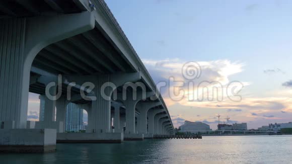 日落迈阿密市中心桥下机场区4k美国视频的预览图